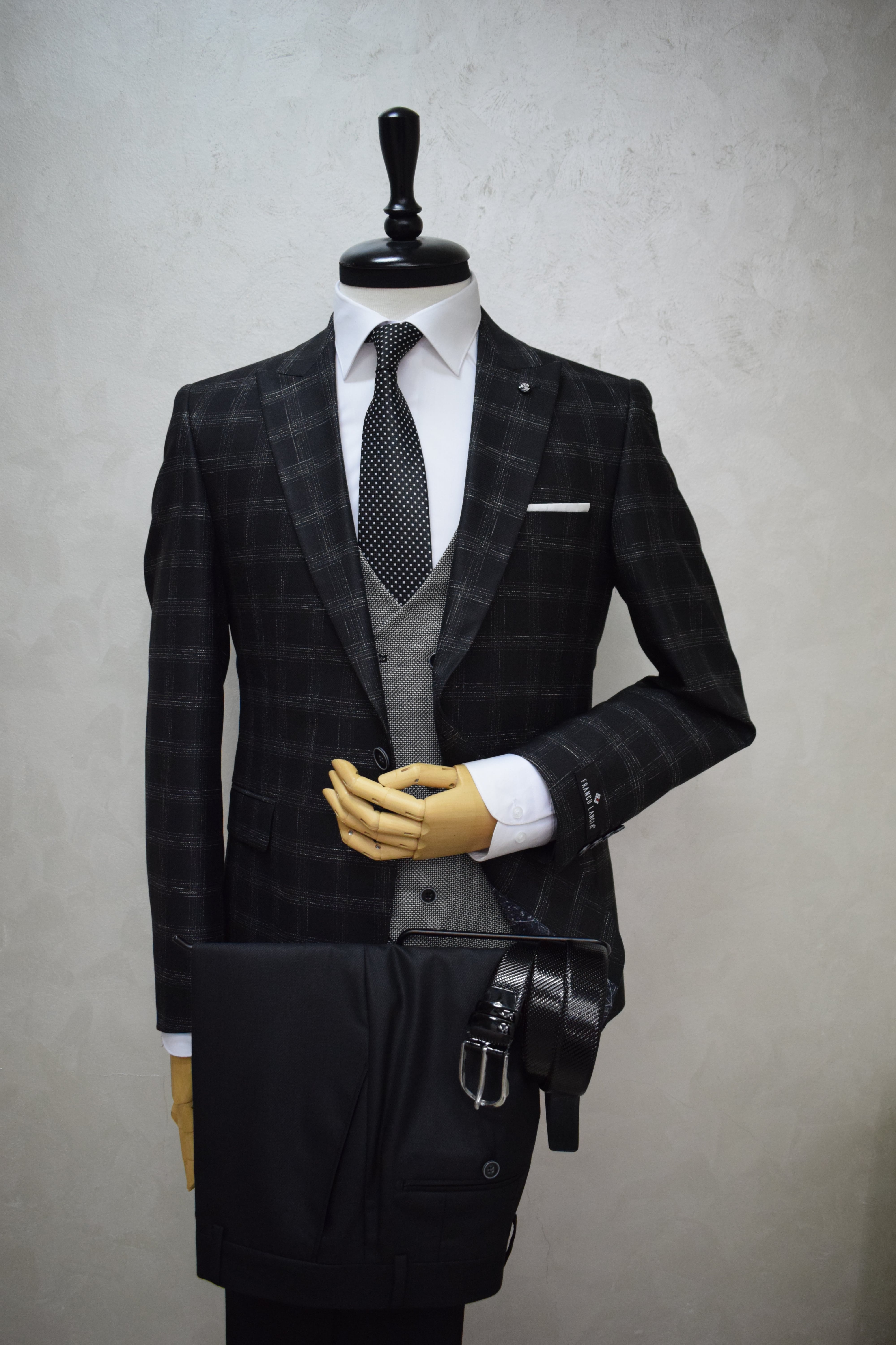 Single Breasted,Peak Lapel,3 Piece,Plaid Black Combin Suit